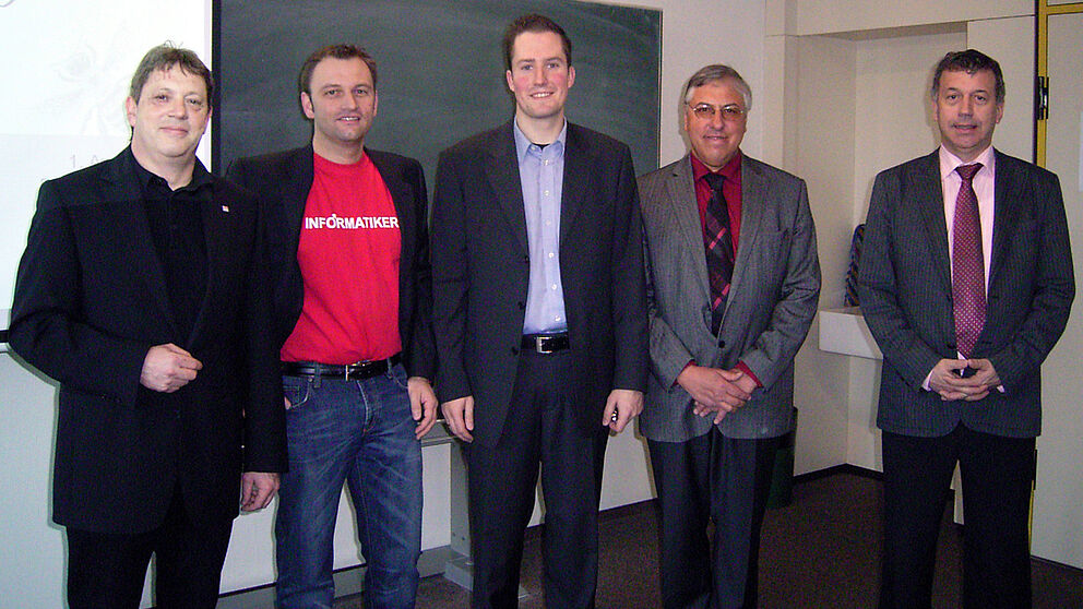 Foto: Schulterschluss zwischen Unternehmen, Universität und Schulen bei der Aktionswoche der Initiative „Paderborn ist Informatik“ (v.l.): Frank Zscherlich (Unternehmen Team), Stefan Sauer (Software Quality Lab der Universität Paderborn), Stefan Wer