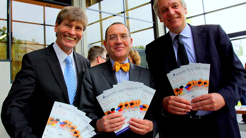 Foto (Universität Paderbon, Patrick Kleibold): Prof. Dr. Nikolaus Risch, Präsident der Universität Paderborn, Maximilian Metzger, Ministerialdirigent, Bundesministerium für Bildung und Forschung und Dr.-Ing. Thomas Kathöfer, Generalsekretär der Hoch