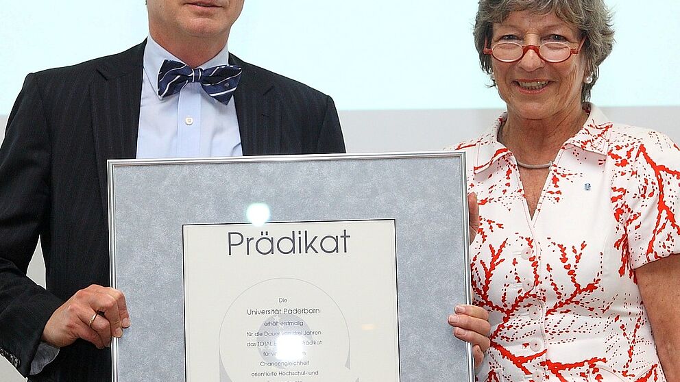 Foto: Lothar Pelz, Ständiger Vertreter des Kanzlers, nahm am 22. Juni im Haus der Bayerischen Wirtschaft in München das Prädikat von Eva Maria Roer, Vorstandsvorsitzende der Initiative TOTAL E-QUALITY e. V., entgegen.
