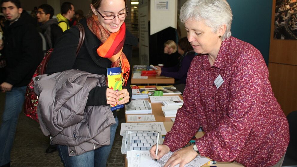 Foto (Frauke Döll): Barbara Sawall von der Zentralen Studienberatung hat viel Wissenswertes rund um die Studienorganisation parat.
