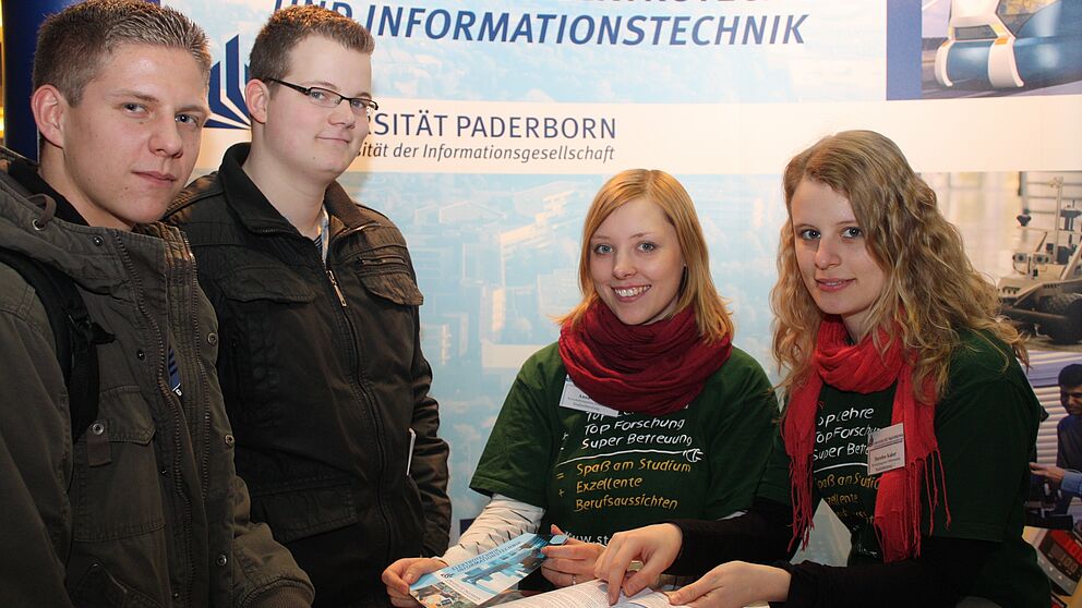 Foto (Universität Paderborn, Patrick Kleibold): Die Studienberaterinnen Anna Groos und Dorothee Kaiser informieren die Schüler Dominik Erlenkamp und Daniel Amedick über den Studiengang Elektrotechnik.