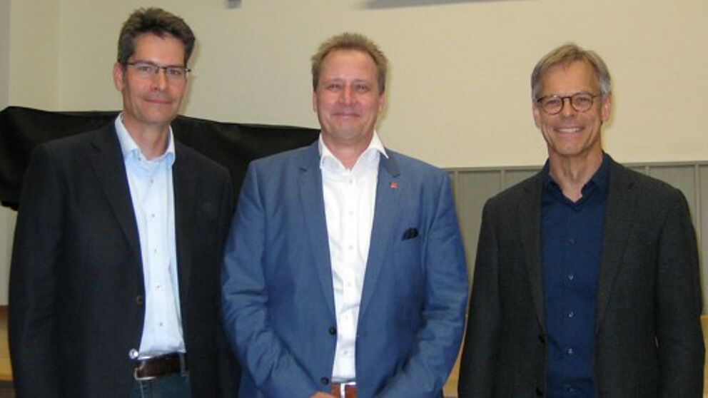 Digitale Transformation der Arbeitswelt mitgestalten? Darüber diskutierten (v. l.) Professor Dr. René Fahr, Oliver Dietrich, Professor Dr. Günter Wilhelms im Audimax der Theologischen Fakultät Paderborn. | Foto: ThF-PB