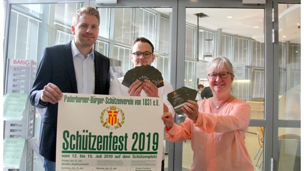 Foto (Universität Paderborn): Wollen für eine Paderborner Tradition begeistern: Frederik Driller und Simone Probst zusammen mit Jungschütze Maximilian Lippegaus (Mitte), der an der Universität Maschinenbau studiert. 