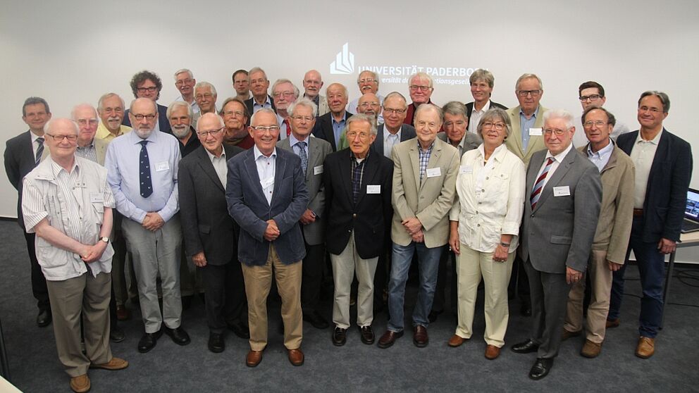 Foto (Universität Paderborn, Julia Pieper): Die Teilnehmer und Teilnehmerinnen des 16. Emeriti-Treffens im Senatssitzungssaal.
