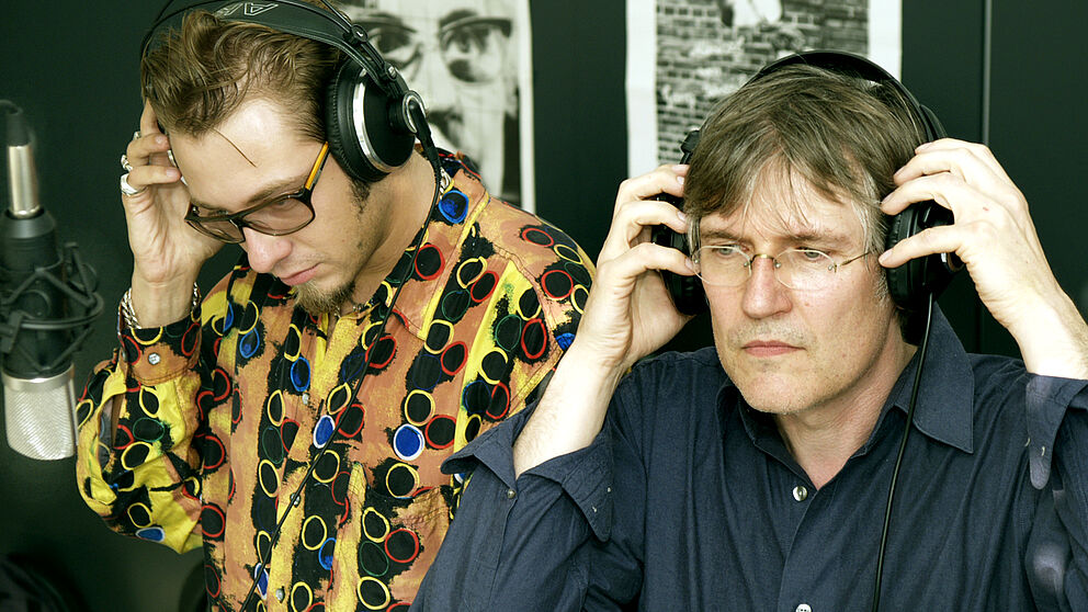 Foto (Adelheid Rutenburges): Moderator Thomas Coucoulis und Dr. Thomas Strauch bei der ersten Live-Sendung des R.A.P.-Projekts der Universität Paderborn.