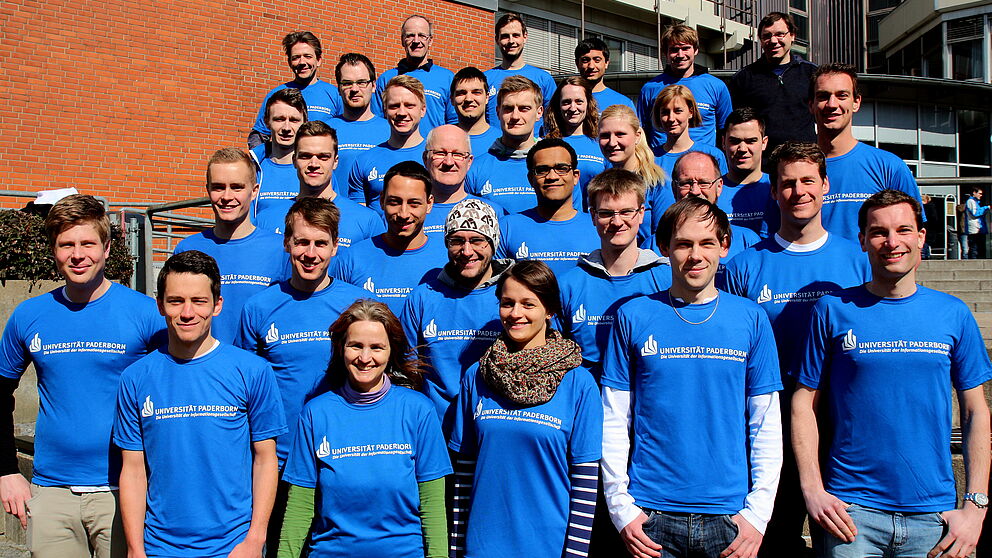 Foto (Universität Paderborn, Patrick Kleibold): Auf dem Foto zu sehen sind 33 Läufer von insgesamt 253 Teilnehmern der Universität Paderborn am Osterlauf 2013.