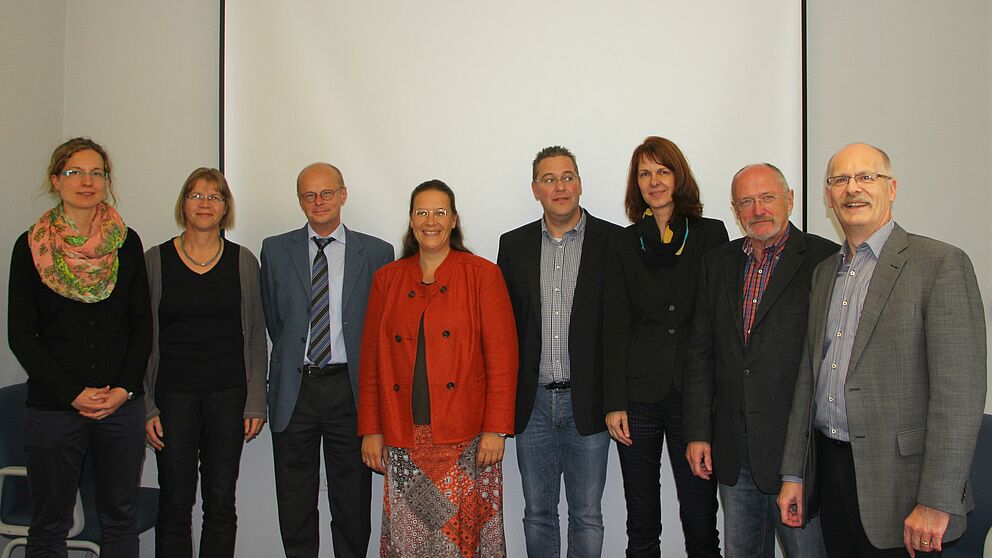 Foto (privat, von rechts): Prof. Dr.-Ing. Detlev Patzwald (FH Südwestfalen), Prof. Dr. Hermann-Josef Elias (FH Südwestfalen),  Sabine Linden (FH Südwestfalen), Andreas Bolte (PLAZ), Jun.-Prof. Dr.-Ing. Katrin Temmen (Uni Paderborn), Prof. Dr.-Ing. Wern