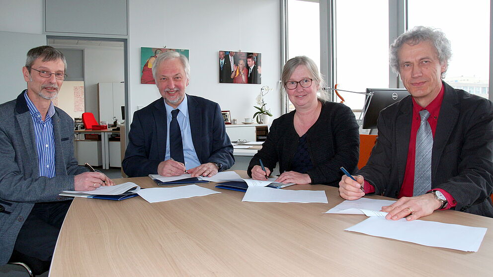Foto (Universität Paderborn, Nina Reckendorf): Bei der Vertragsunterzeichnung: Kurt Eschebach, Prof. Dr. Wilhelm Schäfer, Simone Probst und Matthias Neu.