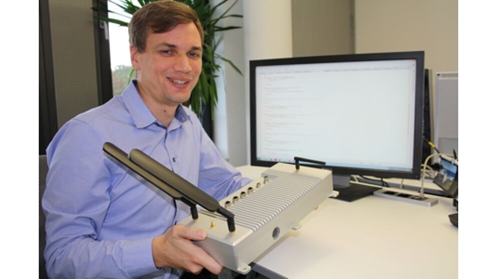 Foto (Fraunhofer IEM): Sven Merschjohann vom Fraunhofer IEM prüft den „sicheren Außenposten“ OSIRIS auf höchste Software-Sicherheitsstandards.