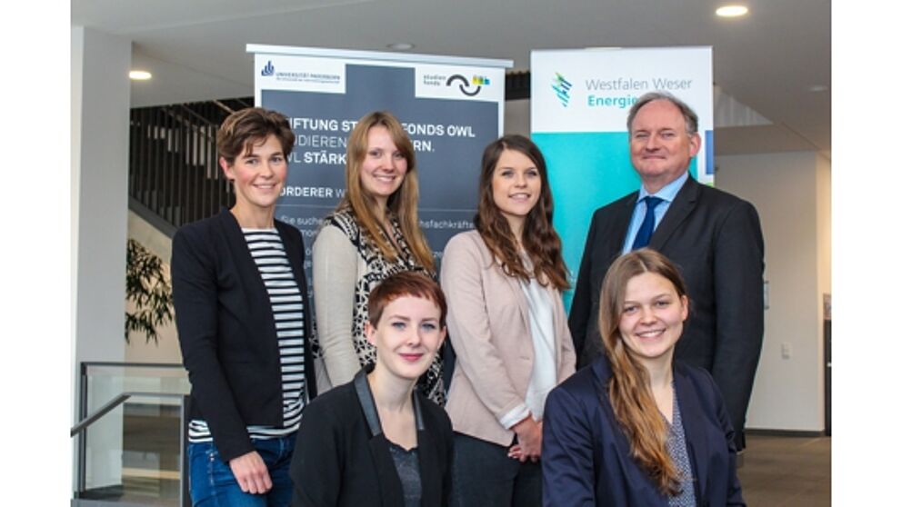 Hinten von links nach rechts stehend: Katja Urhahne (Geschäftsführerin Studienfonds OWL), Enja Marie Herdejürgen, Catharina Wiederuh (beide Stipendiatinnen), Dr. Stephan Nahrath (Geschäftsführer Westfalen Weser Energie GmbH & Co. KG); vorne sitzend v