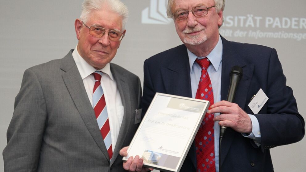 Foto (Universität Paderborn, Julia Pieper): Prof. em. Dr. Dr. h. c. mult. Peter Freese (rechts) überreichte Prof. em. Dr. Otto Rosenberg für sein jahrelanges Engagement im Vorstand des Ehemaligenvereins eine Urkunde über die ihm verliehene Ehrenmitgli