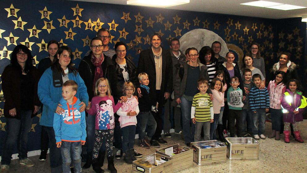 Foto (Universität Paderborn): Auftaktveranstaltung an der Grundschule Bonifatius mit teilnehmenden Eltern und Kindern, LIFE-Projektkoordinator Christian Greiner (hinten, 5. v. l.), LIFE-Mitarbeiterinnen Lara Krause (1. v. l.), Maren Höltje (2. v. l.) un