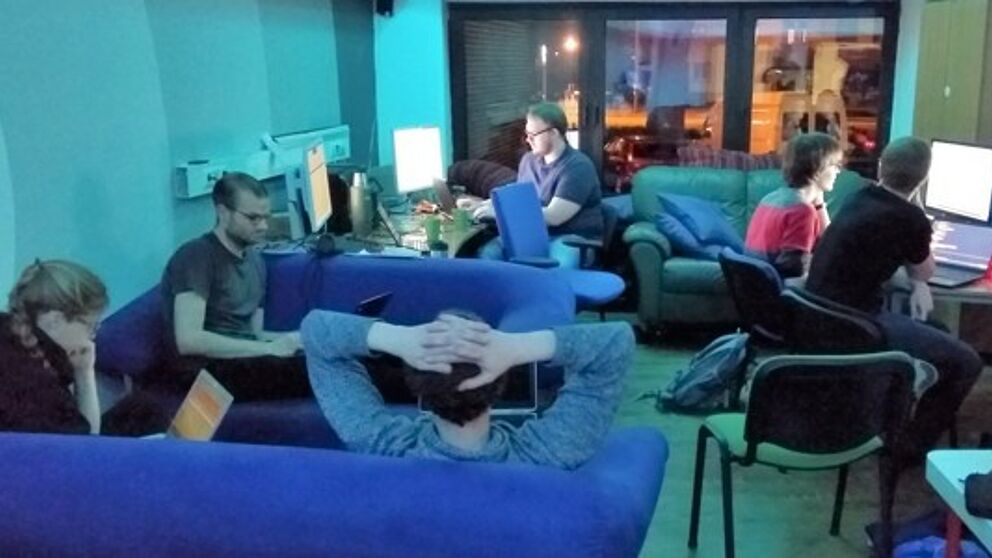 Foto: Teammitglieder von /upb/hack während der Midnight Sun CTF in den Räumen des Vereins C3PB. Der Wettbewerb dauerte 24 Stunden.