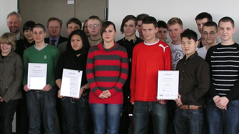 Foto (Jürgen Maniera): Projektteilnehmer, Sponsoren und Jurymitglieder der Aktion „Jugend gestaltet Zukunft“ 2007/2008 bei der Überreichung der Urkunden am 3. April 2008. 1. und 2. v. li. Matthias Schwarzenberg von der Unity AG und Hubert Böddeker,