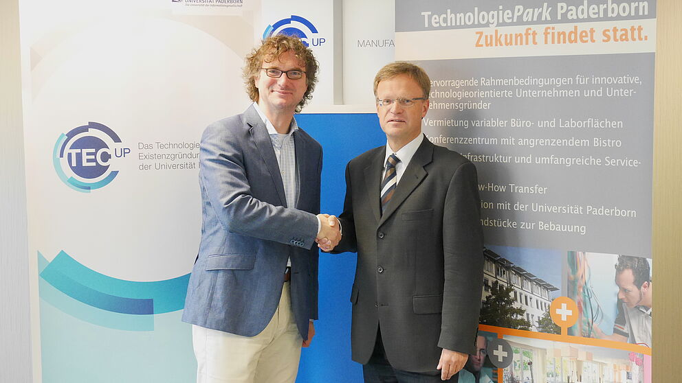 Foto (TecUP, Universität Paderborn): Jürgen Geisler (r.), Geschäftsführer der TechnologieParkPaderborn GmbH, und Prof. Dr. Rüdiger Kabst fördern mit der SIGMA-Reihe das Gründungspotential in der Region.