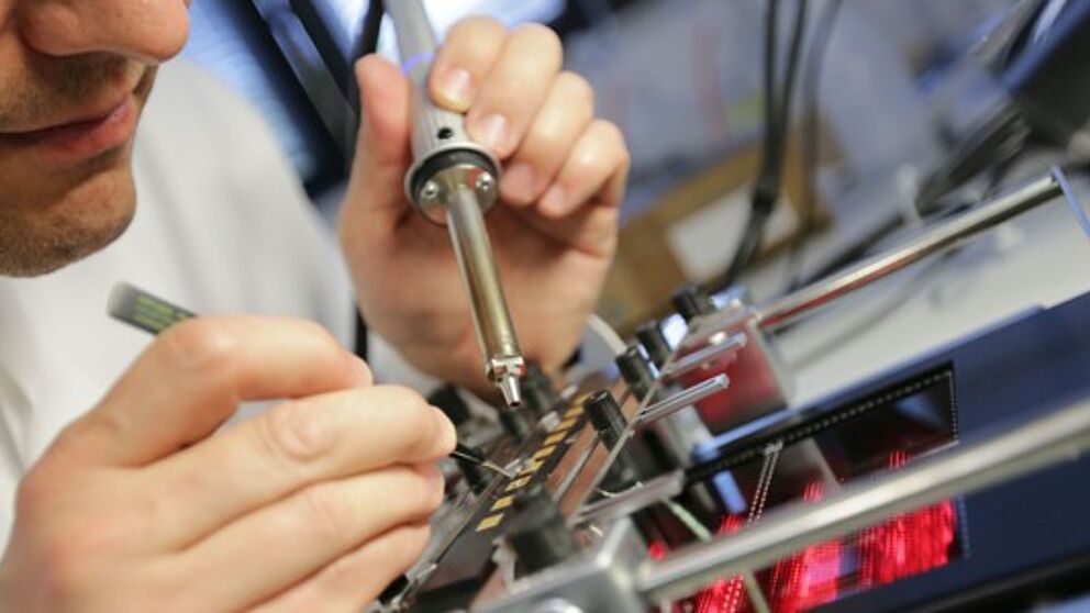 In seinem MID-Labor bildet das Fraunhofer IEM die gesamte Prozesskette der MID-Herstellung ab (Hier wird ein MID-Bauteil bestückt). Foto: Fraunhofer IEM