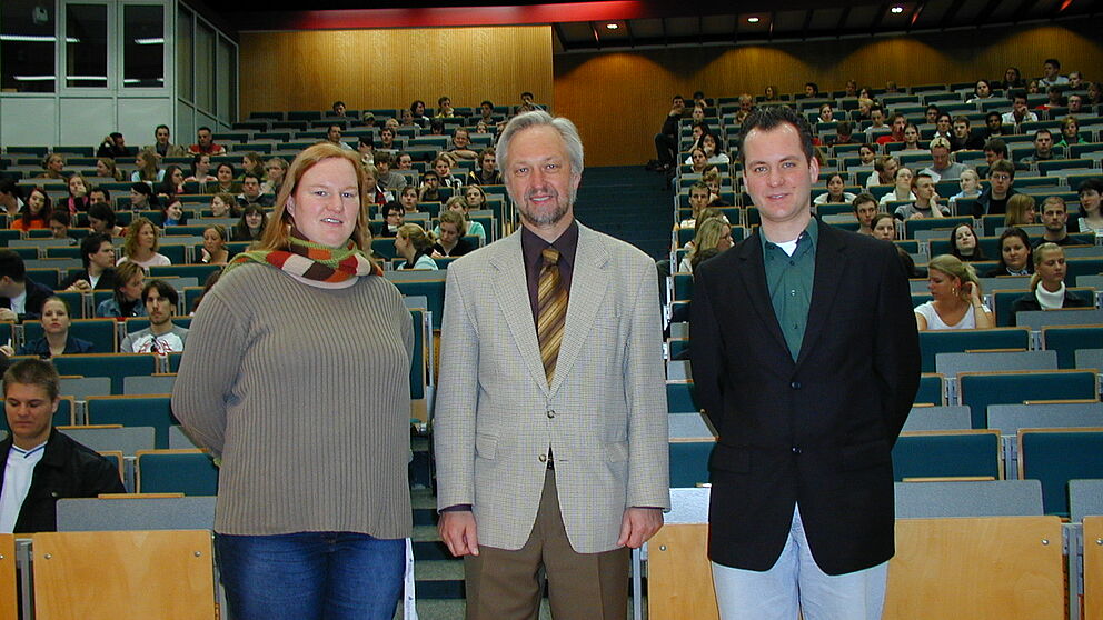 Foto (Christian Hüls) (v. li.): Begrüßten im Audimax die neuen Studierenden: Christiane Schmidt, AStA-Referentin für Hochschulpolitik, Prorektor Prof. Dr. Wilhelm Schäfer und AStA-Vorsitzender David Hamme