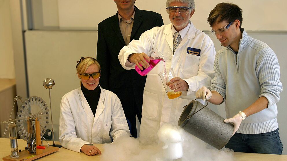 Foto (Universität Paderborn): Initiatoren der Projekte an der Universität Paderborn: Prof. Dr. Gerald Henkel (2. v. re.), Vorstandssprecher des Departments Chemie, und Prof. Dr. Torsten Meier (2.v. li.), Vorstandssprecher des Departments Physik, mit Tea