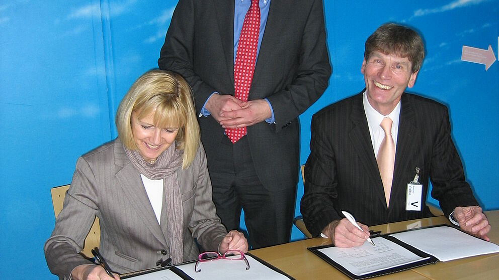 Foto (v. li.): Barbara Fischer (Chief Financial Officer, Corporate Technology), Dr. Reinhold Achatz und Prof. Dr. Nikolaus Risch unterzeichnen den Rahmenvertrag.