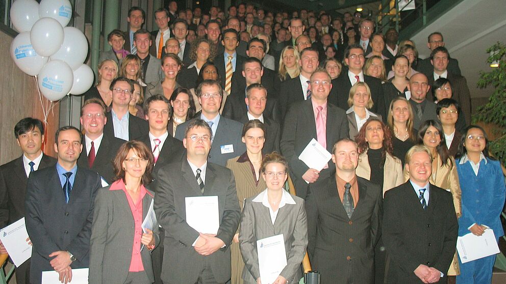 Foto: Beim Tag der Wirtschaftswissenschaften feierten im Audimax 140 ehemalige Studierende und neun Promovierte gemeinsam mit Angehörigen, Freunden sowie Vertretern der Fakultät