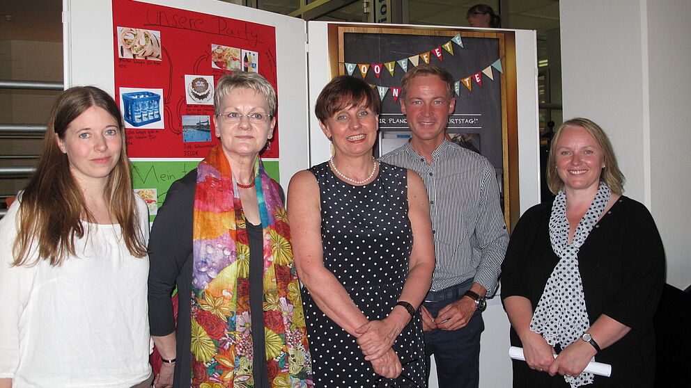 Foto (Kirsten Schlegel-Matthies): von links: Mareike Beer (Gesamtschule Elsen), Annegret Greipel-Bickel (Schulleiterin Gesamtschule Elsen), Prof. Dr. Kirsten Schlegel-Matthies (Institut für Ernährung, Konsum und Gesundheit der UPB), Daniel Sieveke (Land