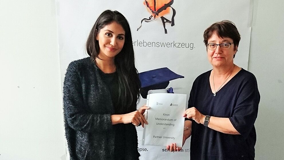 Foto (Kiron, Lucas Schwarzer): Haben die Kooperationsvereinbarung unterschrieben: Prof. Dr. Birgit Riegraf (re.), Vizepräsidentin für Studium, Lehre und Qualitätsmanagement der Universität Paderborn, und Hila Azadzoy (li.) von Kiron Open Higher Educat
