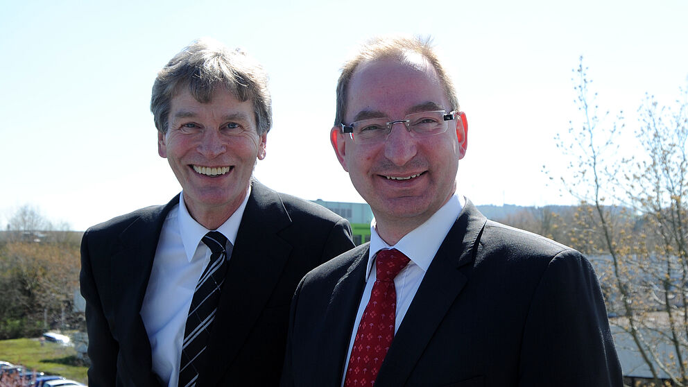Foto (Hochschule OWL): Prof. Dr. Nikolaus Risch (links) scheidet nach neunjähriger Tätigkeit als Vorsitzender satzungsgemäß mit Ende seiner Amtszeit als Präsident der Universität Paderborn aus dem Vorstand der Stiftung Studienfonds OWL aus. Neuer Vo