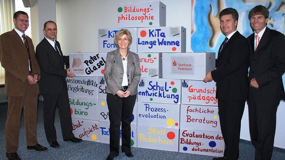 Foto (Universität Paderborn, Frauke Döll): v. l.: Dr. Thorsten Bührmann (Arbeitsbereich Schulentwicklung), Stefan Wolf (Geschäftsführer der Peter Gläsel Stiftung), Prof. Dr. Petra Büker (Arbeitsbereich Grundschulpädagogik), Hubert Böddeker (Vorst