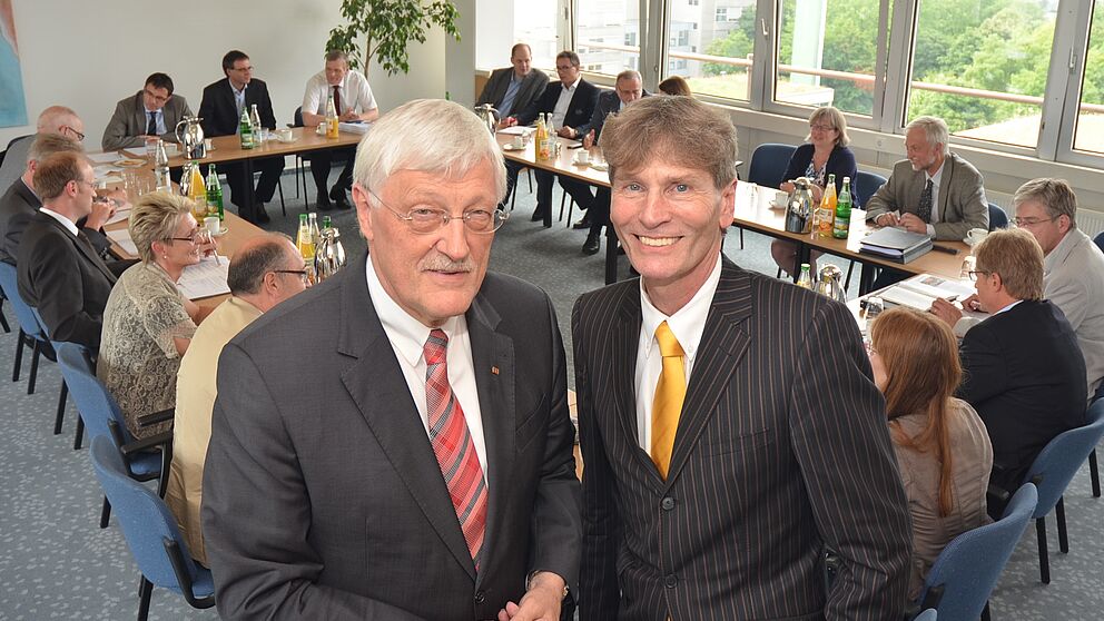 Foto (Stadt Paderborn, Jens Reinhardt): Unter Leitung von Bürgermeister Heinz Paus (l.) und Nikolaus Risch, Präsident der Universität Paderborn, fand in der Paderborner Universität das erste Treffen von Spitzen beider Einrichtungen statt.