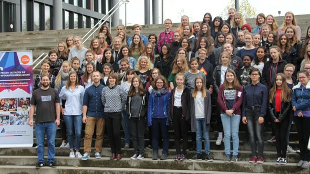 Foto (Universität Paderborn): 86 Schülerinnen aus der Mittel- und Oberstufe nahmen an der diesjährigen Herbst-Uni in Paderborn teil.