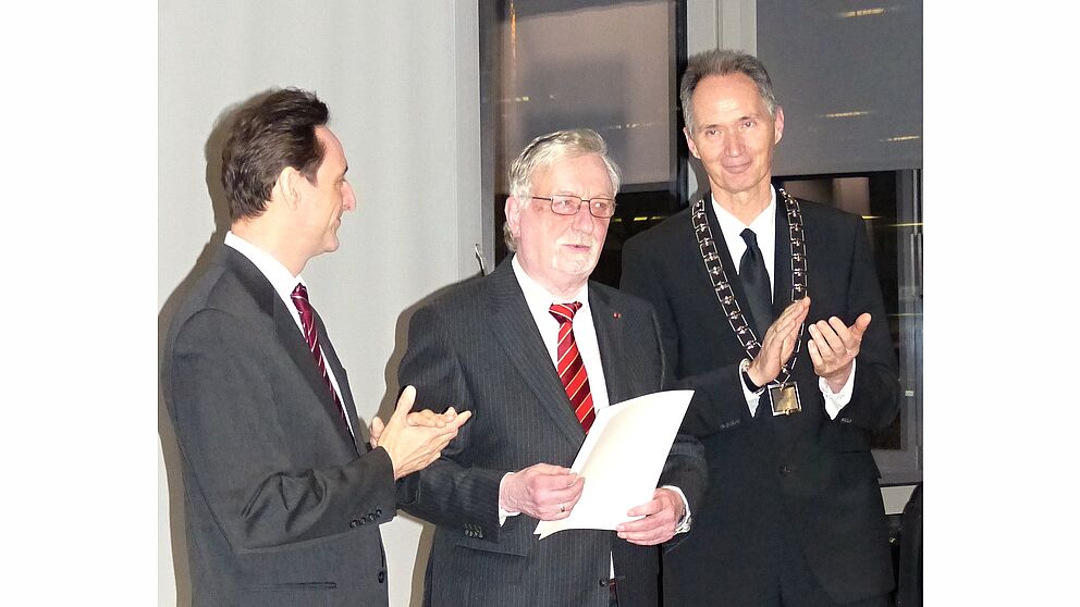 Foto (J. Ohm): von links: Dekan Prof. Dr. Dirk Hartmann, Prof. em. Dr. Dr. h. c. mult. Peter Freese, Rektor Prof. Dr. Ulrich Radtke