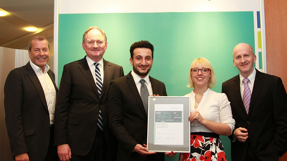 Foto: (v. l.) Ulrich Meyer, EnergieImpulsOWL und Juryvorsitzender, Dr. Stephan Nahrath, Geschäftsführer Westfalen Weser Energie, Laban Asmar und Anne Oppermann (Sprecher der AG) sowie Dr. Dirk Prior.