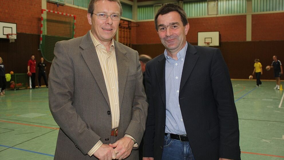 Foto (Frauke Döll): Prof. Dr. Hans-Peter Brandl-Bredenbeck (links) und Oberstudienrat Mathias Hornberger setzen sich für Gesundheitsförderung an Schulen ein.