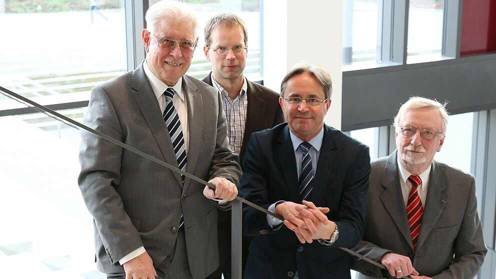 Foto (Universität Paderborn, Julia Pieper), v. li.: Prof. em. Dr. Otto Rosenberg, Heiko Appelbaum, Tibor Werner Szolnoki und Prof. em. Dr. Dr. h. c. mult. Peter Freese.