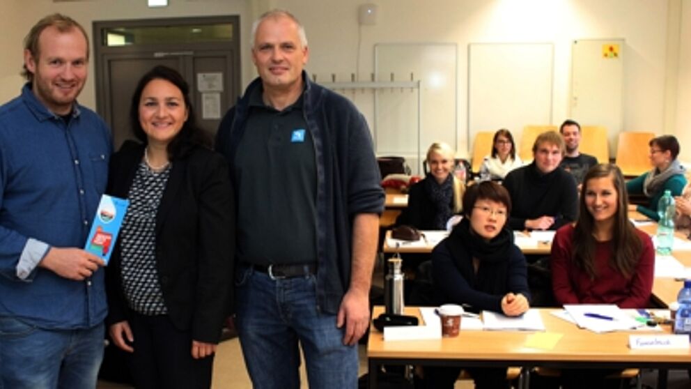 V. l.: Dennis Fergland, Annika Ballhausen (Career Service) und Hans-Norbert Blome (Techniker Krankenkasse) freuen sich über das Interesse der Studierenden an den Workshops des Career Service.
