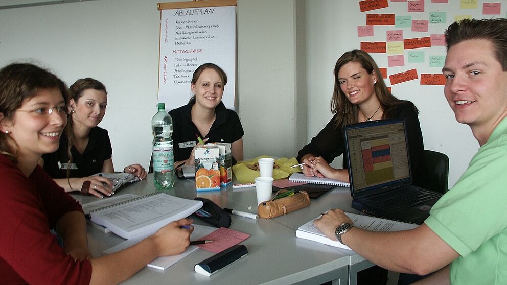 Foto (Andreas Fröger): Teilnehmer der Sommeruniversität 2007 bei der Arbeit
