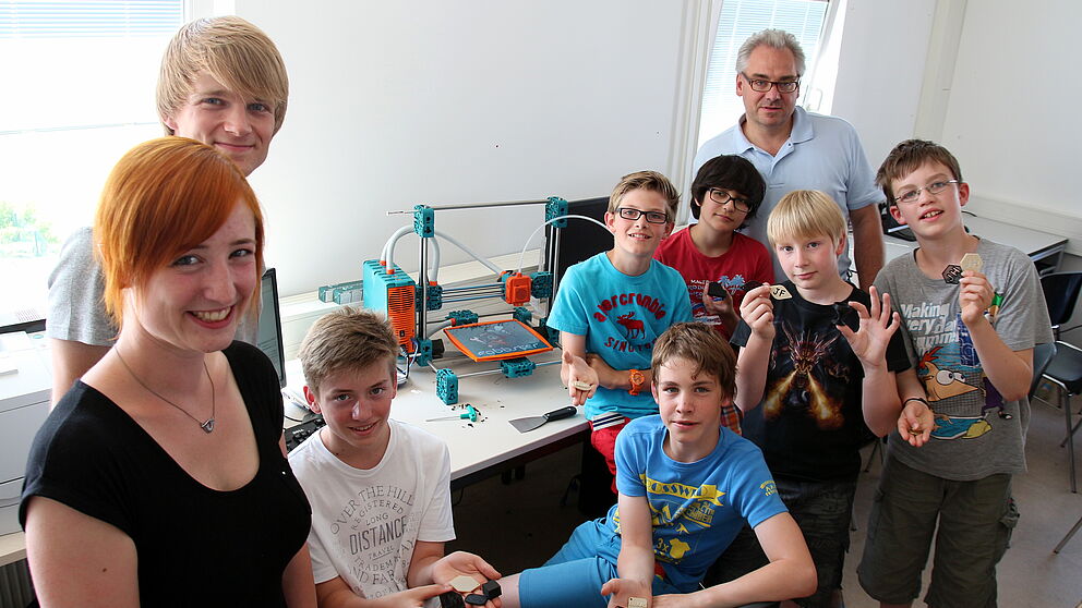 Foto (Universität Paderborn, Vanessa Dreibrodt): (v. l.) Julia Peschke (Pro MINT GT) und die Teilnehmer der MINT-Ferien wurden von Dr. Eric Klemp durch die Labore des DMRC geführt.