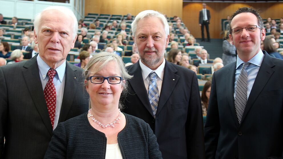 Foto (Universität Paderborn, Nina Reckendorf): Hochschulrat Prof. Dr. Winfried Schulze, Vizepräsidentin Simone Probst, Präsident Prof. Dr. Wilhelm Schäfer und Prof. Dr. Dr. Claus Reinsberger beim Neujahrsempfang.