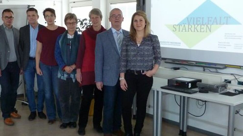Foto (PLAZ, Astrid Paulus-Frick): Projektverantwortliche und Kooperationspartner freuen sich über die weitere Zusammenarbeit: (v. l.) Prof. Dr. Bardo Herzig, Zentrum für Bildungsforschung und Lehrerbildung (PLAZ), Rainer Gaukstern, Stadt Paderborn, Clau