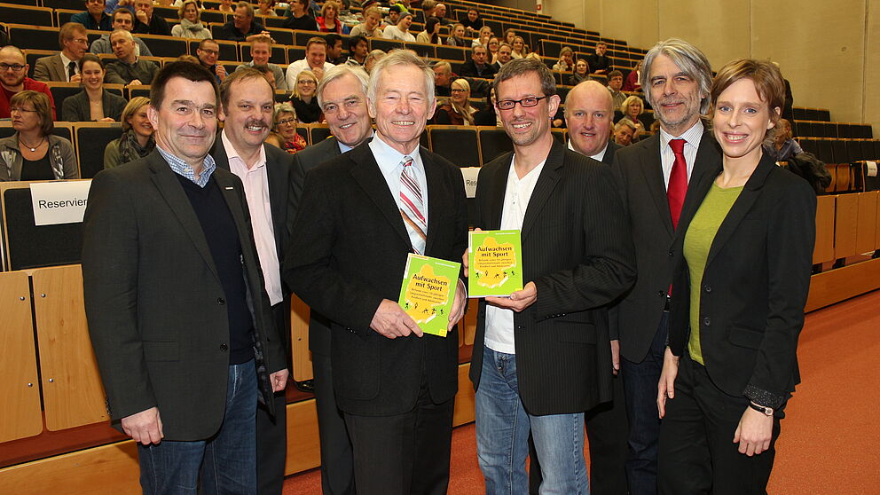 Foto (Universität Paderborn, Heiko Appelbaum): Diskutierten in Paderborn die neue Studie (v. l.): Mathias Hornberger (Vorsitzender Stadtsportverband Paderborn e. V.), Martin Wonik, Werner Stürmann, Prof. Dr. Wolf-Dietrich Brettschneider, Prof. Dr. Erin 