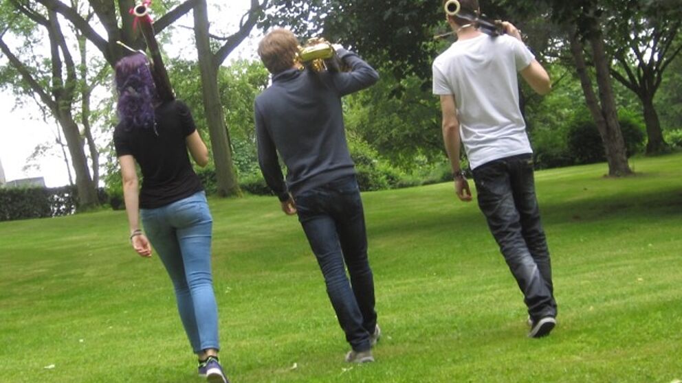 Auf dem Weg zum gemeinsamen Musizieren: v. l. Sabrina Busch, Jonas Teipel, Janis Käune (Foto: E. Wiemann)