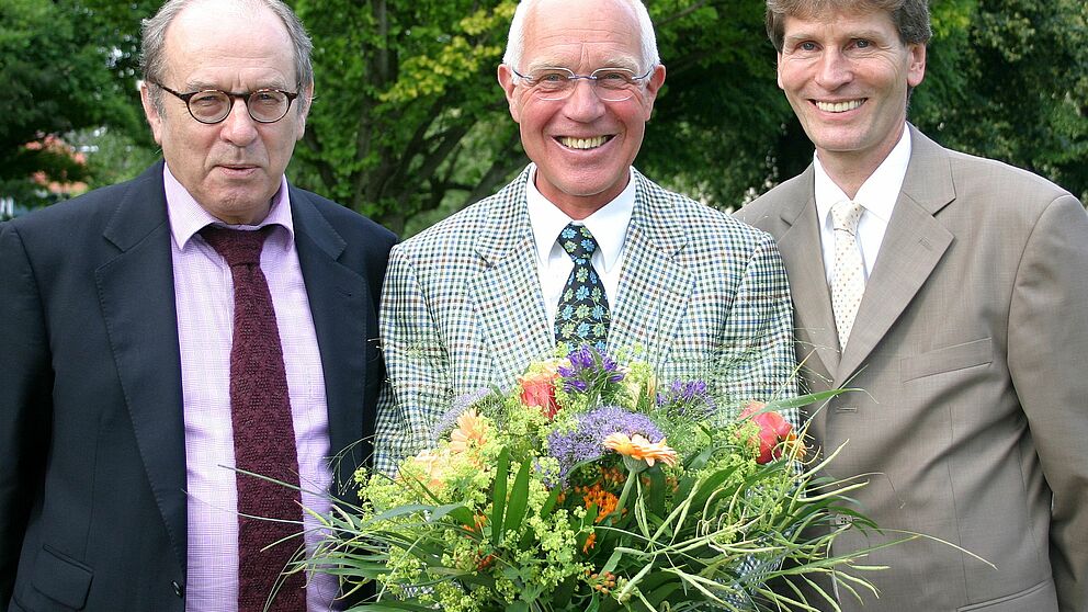 Foto (Stefan Freundlieb): Prof. Dr. Rolf Breuer (li.) und Rektor Prof. Dr. Nikolaus Risch (re.) bei der Abschiedsfeier für Dr. Rolf Franzbecker vom Institut für Anglistik und Amerikanistik