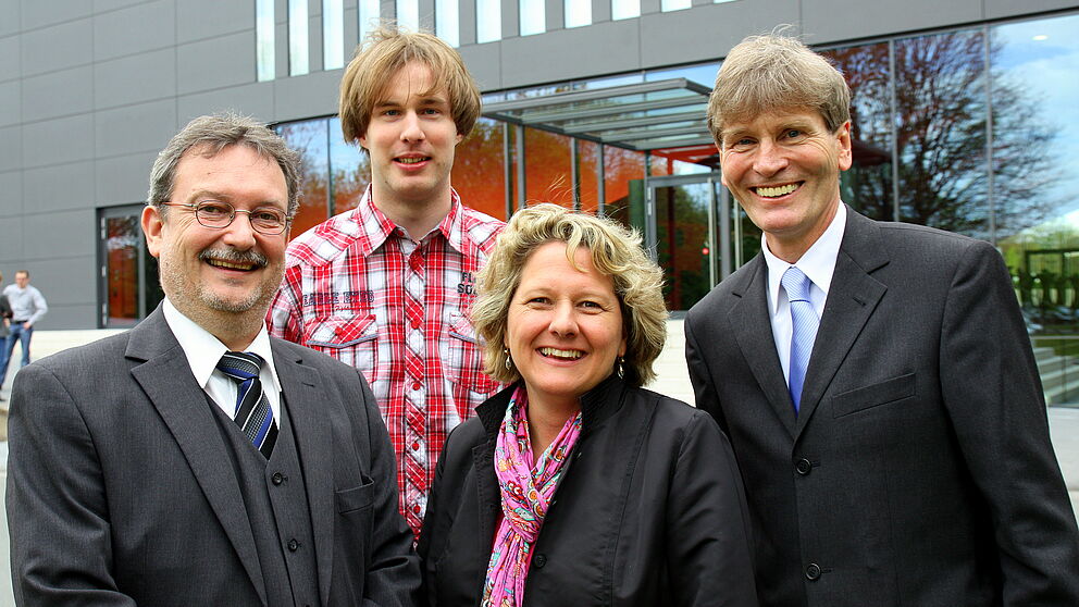 Foto (Universität Paderborn, Patrick Kleibold): Dr. Reginbert Taube, Christoph Husemann, die Ministerin für Innovation, Wissenschaft und Forschung Svenja Schulze und Prof. Dr. Nikolaus Risch bei der offiziellen Einweihung des Hörsaalgebäudes L.
