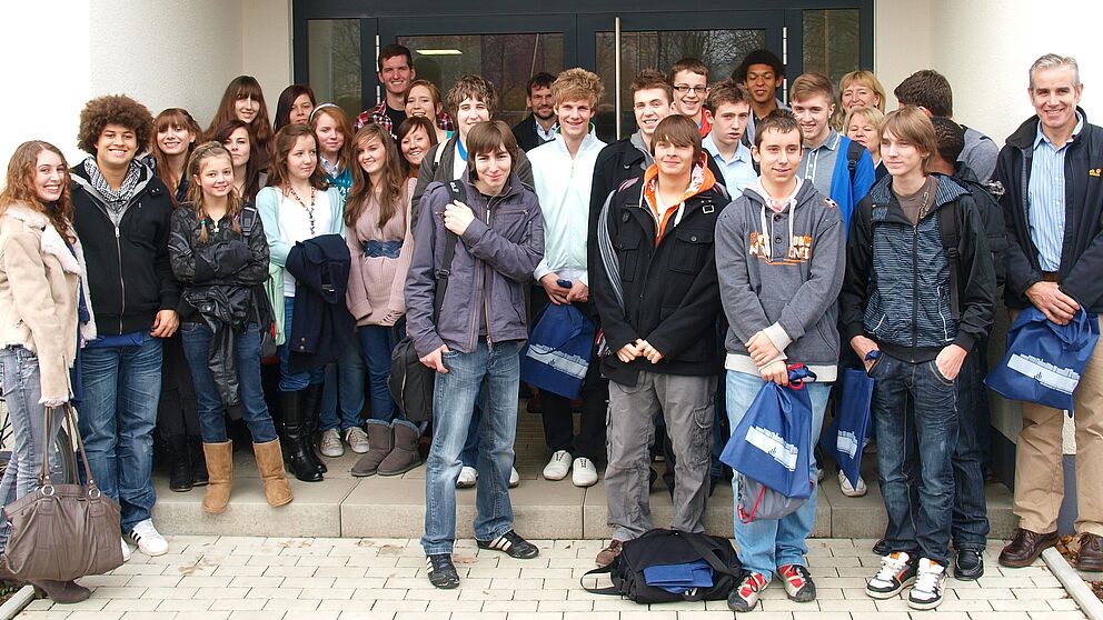 Foto (Universität Paderborn, Martin Decking): Sie interessierten sich vor allem auch für die internationale Ausrichtung der Universität Paderborn: 26 Schülerinnen und Schüler der britischen Prince Rupert School besuchten gestern die Hochschule.