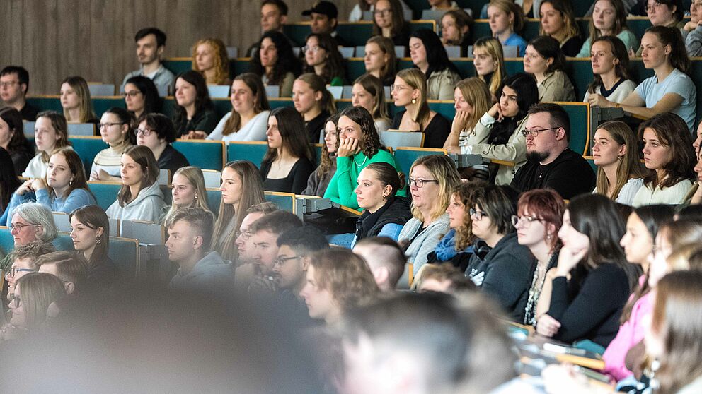 Studierende sitzen im Hörsaal.