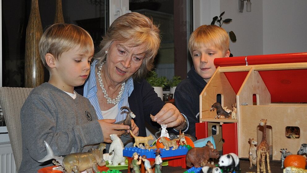 Foto (Universität Paderborn, Mark Heinemann): Viel Spaß: Margarete Montag mit Jakob (l.) und Julius. Die frühere Sonderschullehrerin betreut die beiden Kinder seit über drei Jahren als so genannte „Ersatzoma“.