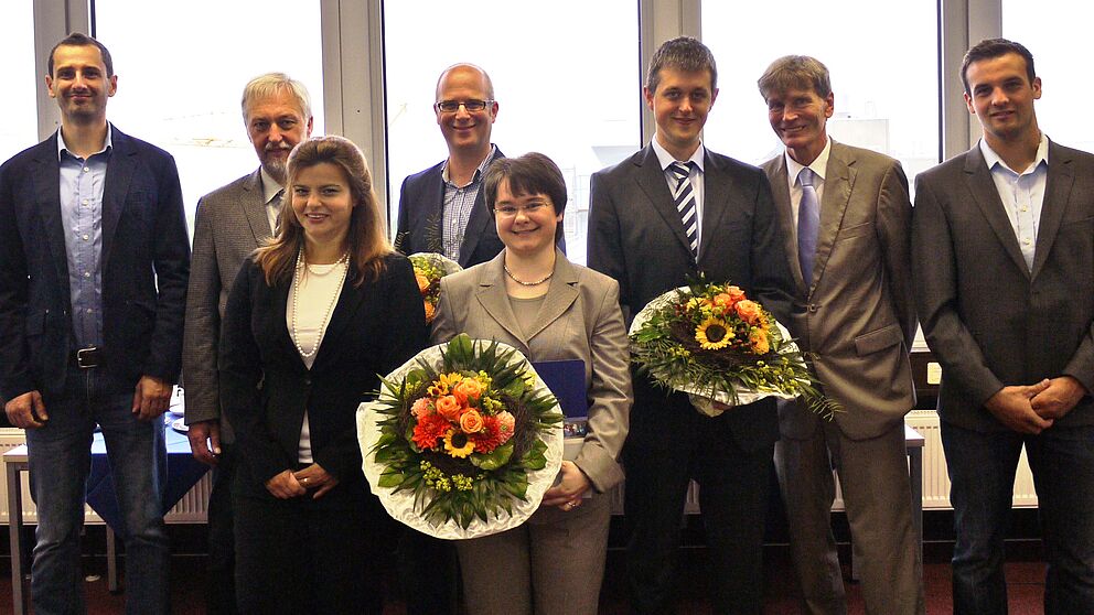 Foto (Universität Paderborn, Heike Probst): (v. li.): Dipl.-Inf. Alexander Boschmann, Prof. Dr. Wilhelm Schäfer, Prof. Dr. Nancy V. Wünderlich, Dr. Jochen Baumeister, Jun.-Prof. Dr. Michaela Geierhos, Dr.-Ing. Jörg Schmalenströer, Prof. Dr. Nikolaus 