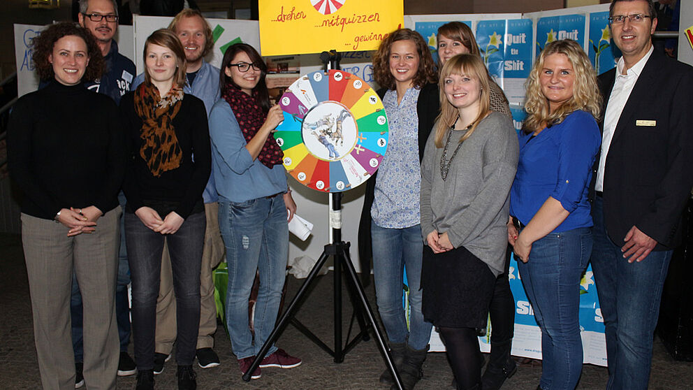 Foto: Beim Aktionstag Sucht an der Universität Paderborn. V. l.: Angelina Berisha (PLAZ), Jörn Sickelmann (ZSB), Melissa Naase (Gesunde Hochschule, HSP), Dennis Fergland (mein beneFIT@upb.de), Katharina Kubot, Jacqueline Weecks, Vanessa Zysk, Alexa Schu