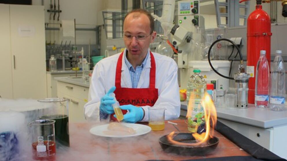 Foto (Universität Paderborn): Food-Design im Labor: Gegrillte Hühnerbrust ganz ohne Grill.