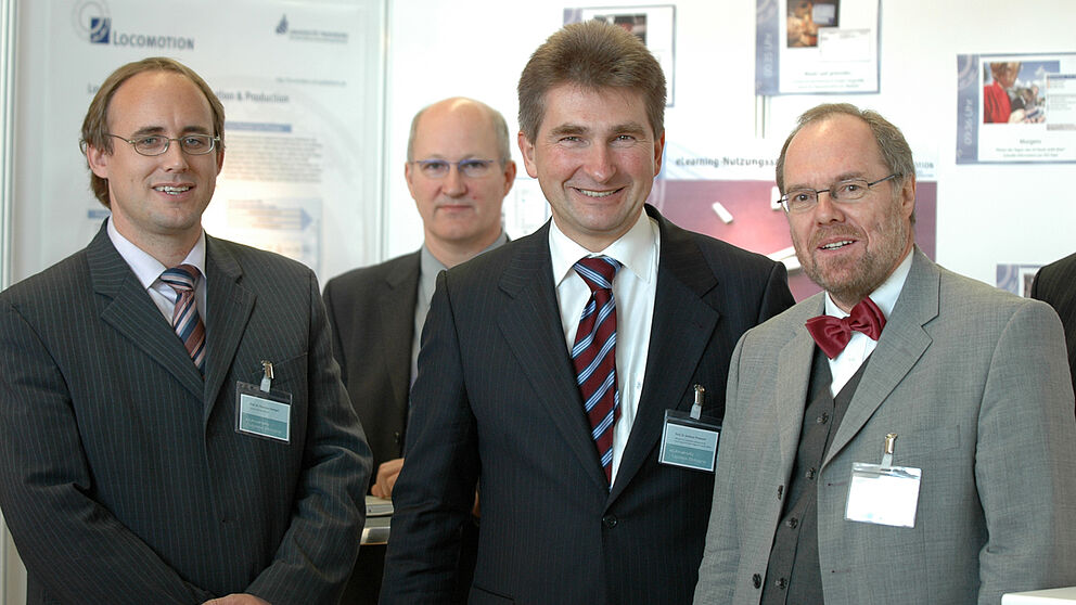 Foto (Anette Stöber, Multimedia Kontor Hamburg): Innovationsminister Prof. Dr. Andreas Pinkwart (2. v. re.) lässt sich am Locomotion-Stand die Paderborner Entwicklungen erklären (v. l.): Prof. Dr. Thorsten Hampel, Andreas Brennecke und Prof. Dr. Reinha